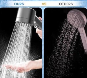 Comparación entre una alcachofa de ducha de alta presión con filtro, que muestra un chorro fuerte y uniforme, y una ducha convencional con flujo débil.